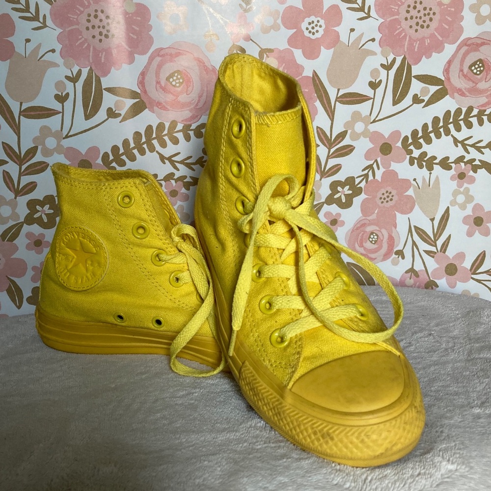 🌟 highlight yellow chucks